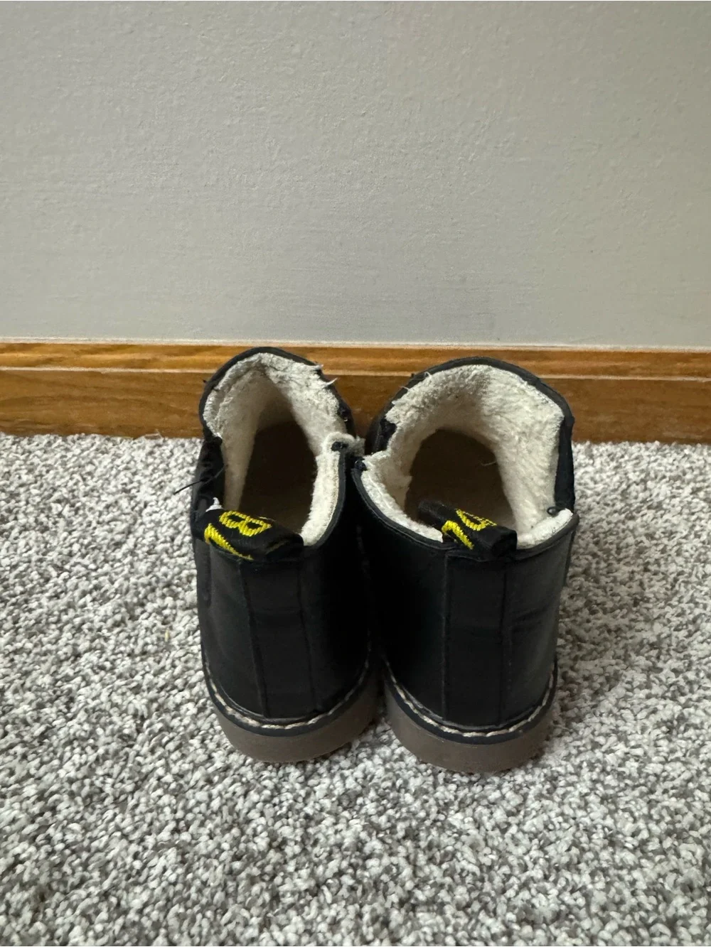 Girls Black Faux-Fur Lined Chelsea Boots Size 30 (Size 12)
